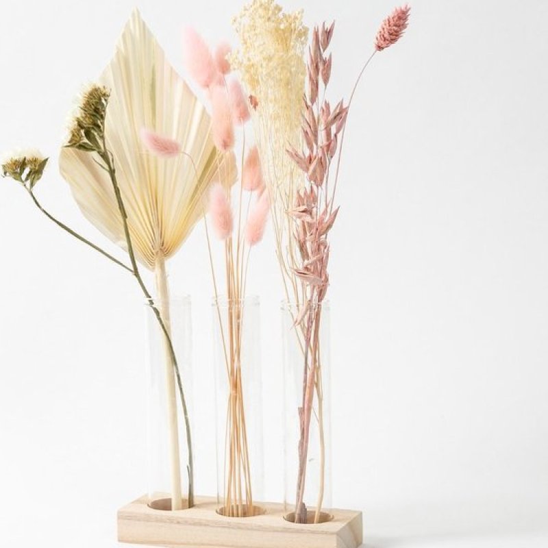 originele brievenbuspakket Blush met bloemen. Bloomgift incl. 1 houten plateau en glazen vaasjes